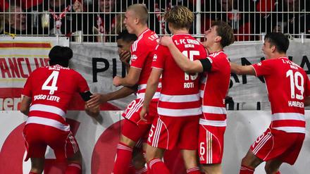 Unions Spieler bejubeln das 2:1. 