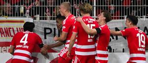 Unions Spieler bejubeln das 2:1. 