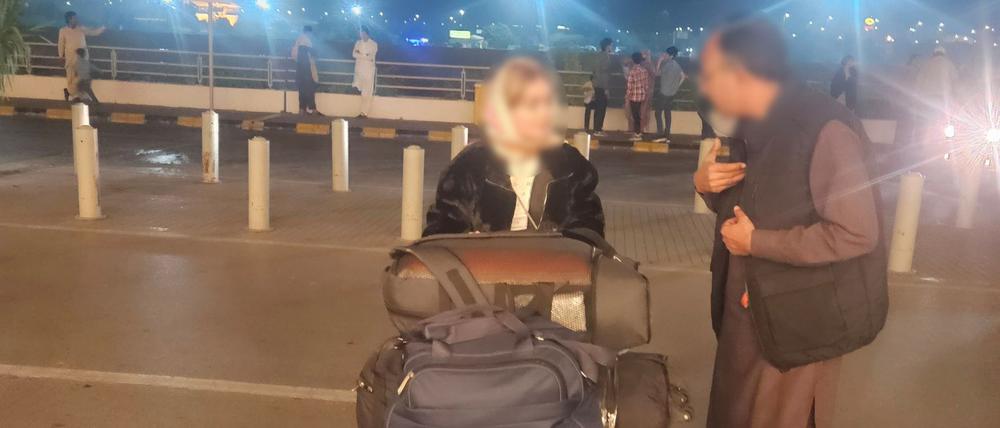 Afghanen fliegen aus Pakistan nach Deutschland. 