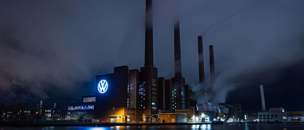 Bei VW in Wolfsburg drohen rote Zahlen - wegen der Probleme bei Porsche. (Archivbild)