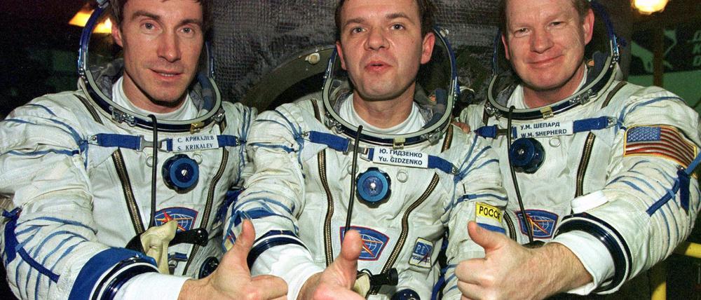 Die Crew, die als erste die Internationale Raumstation ISS bewohnte: US-Astronaut Bill Shepherd (l-r) und die russischen Kosmonauten Juri Gidsenko und Sergej Krikaljow, heben die Daumen vor ihrer Sojus-Rakete. (Archivbild)