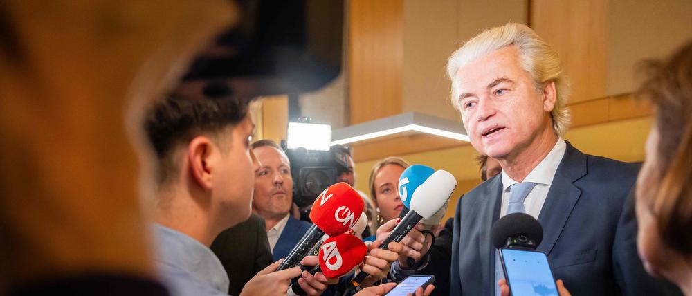 Geert Wilder am Wahlabend vor Journalisten.