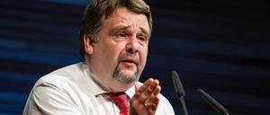 Dennis Radtke spricht auf der Tagung. Die 40. Bundestagung der Christlich-Demokratischen Arbeitnehmerschaft (CDA) im congress centrum weimarhalle in Weimar.