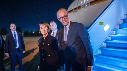 Ankunft in Ankara: Bundeskanzler Friedrich Merz (CDU, rechts) steigt neben seiner Frau Charlotte aus einem Flugzeug der Flugbereitschaft.