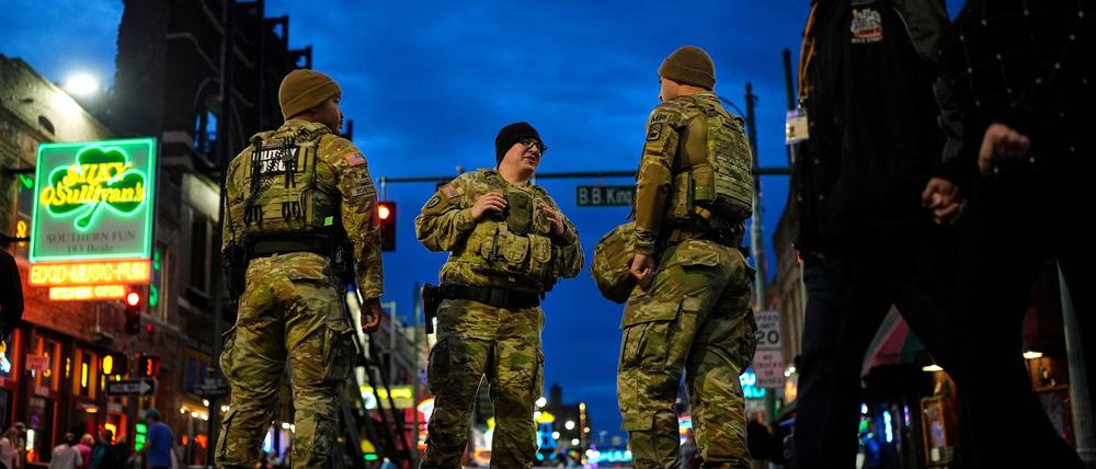 Mitglieder der Nationalgarde stehen an der Kreuzung von B.B. King Blvd. und Beale Street Wache.