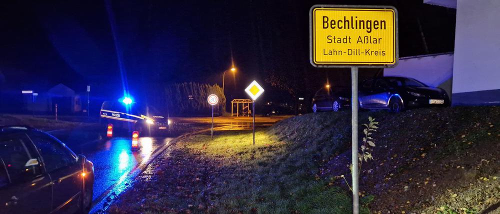 Ein 29-Jähriger soll beim Versuch, vor einer Polizeikontrolle zu fliehen, direkt auf einen Polizisten zugefahren sein. Der Beamte griff zur Waffe.