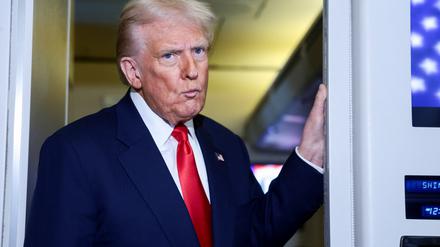 US-Präsident Donald Trump nach dem Treffen mit Xi in der Air Force One.