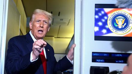US-Präsident Donald Trump spricht auf dem Rückflug in die USA zu Journalisten.