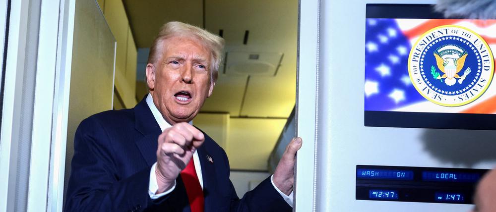 US-Präsident Donald Trump spricht auf dem Rückflug in die USA zu Journalisten.