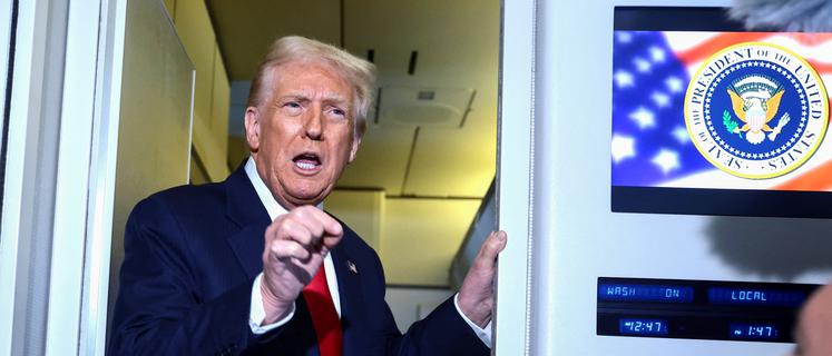 U.S. President Donald Trump speaks to members of the media on board Air Force One en route to the U.S., October 30, 2025. REUTERS/Evelyn Hockstein