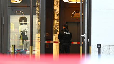 Ein Polizist hinter Absperrbändern in der Mall of Berlin. Fünf Unbekannte haben am frühen Morgen versucht, in ein Juweliergeschäft am Leipziger Platz in Berlin-Mitte einzubrechen.