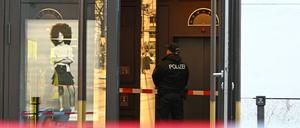 Ein Polizist hinter Absperrbändern in der Mall of Berlin. Fünf Unbekannte haben am frühen Morgen versucht, in ein Juweliergeschäft am Leipziger Platz in Berlin-Mitte einzubrechen. 