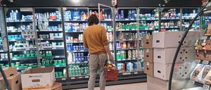 REWE-Einkauf zu Zeiten von Inflation. REWE-Einkauf in einem Supermarkt oder Discounter *** REWE shopping in times of inflation REWE shopping in a supermarket or discount store