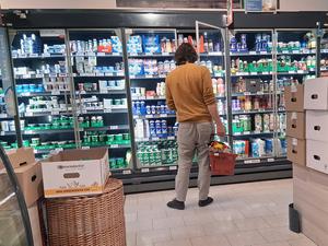 REWE-Einkauf zu Zeiten von Inflation. REWE-Einkauf in einem Supermarkt oder Discounter *** REWE shopping in times of inflation REWE shopping in a supermarket or discount store