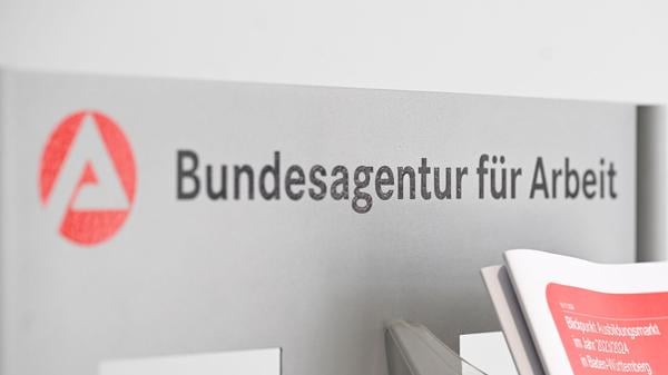 Ein Schild mit der Aufschrift „Bundesagentur für Arbeit“ hängt am Eingang der Regionaldirektion in Stuttgart.