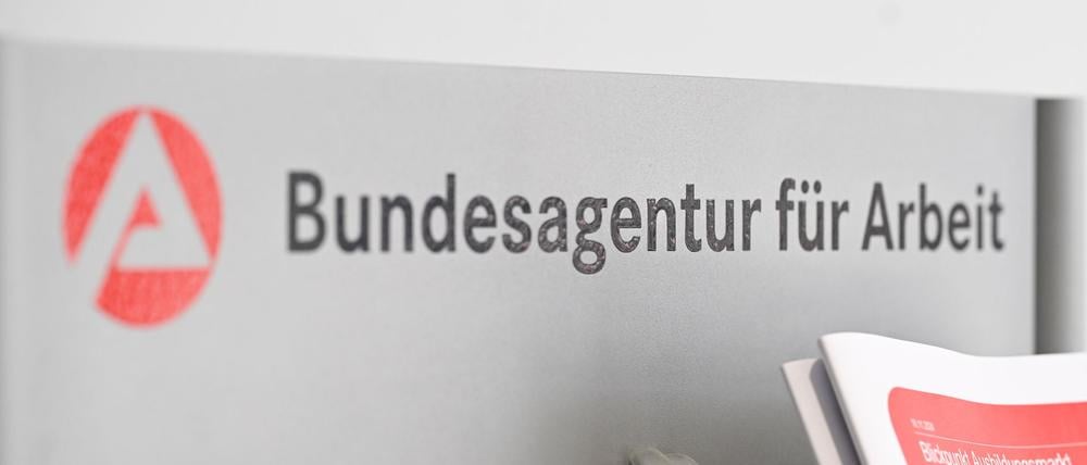 Ein Schild mit der Aufschrift „Bundesagentur für Arbeit“ hängt am Eingang der Regionaldirektion in Stuttgart. 
