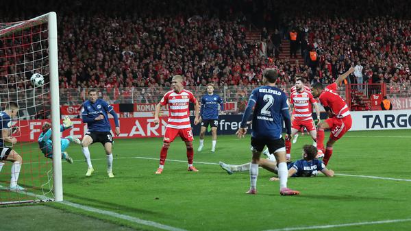 Danilho Doekhi erzielt das Siegtor zum 2:1, ausnahmsweise sogar mit dem Fuß.