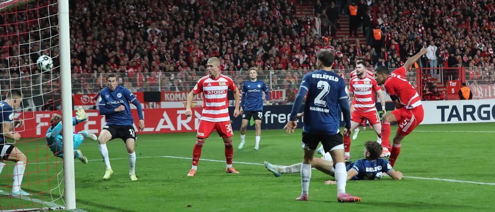 Danilho Doekhi erzielt das Siegtor zum 2:1, ausnahmsweise sogar mit dem Fuß.