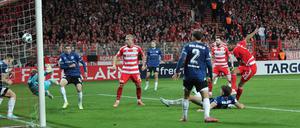 Danilho Doekhi erzielt das Siegtor zum 2:1, ausnahmsweise sogar mit dem Fuß.