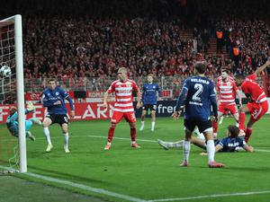 Danilho Doekhi erzielt das Siegtor zum 2:1, ausnahmsweise sogar mit dem Fuß.