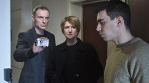 „Tatort“ aus Berlin: Susanne Bonard (Corinna Harofuch, mitte) und Robert Karow (Mark Waschke, li) suchen die Adresse des Toten auf und treffen dort auf seinen Bruder Luis (Henry Morales, re). 