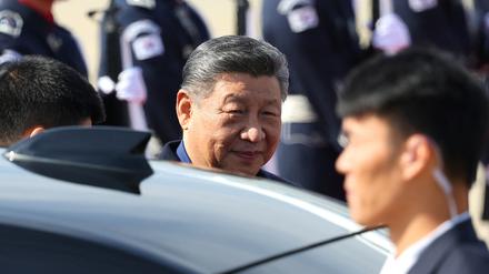 Chinas Präsident Xi Jinping am Flughafen von Busan in Südkorea. 