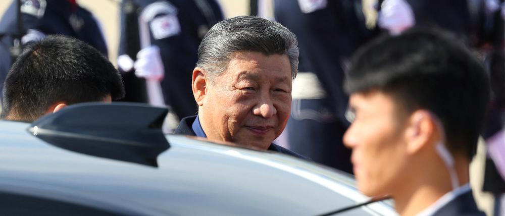 Chinas Präsident Xi Jinping am Flughafen von Busan in Südkorea. 