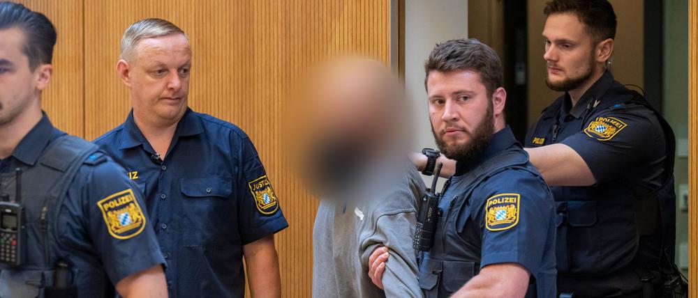 Ein Angeklagter (M) wird zu Beginn des Prozesses gegen ein deutsch-russisches Trio wegen Geheimdiensttätigkeit für Russland und Mitgliedschaft in einer ausländischen Terrorgruppe in den Gerichtssaal geführt.