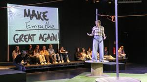 Regiert euch! Interaktive Performance von Turbo Pascal Regie: Turbo Pascal Regie: Turbo Pascal Bühne und Kostüme: Janina Janke Musik: Friedrich Greiling Video: Daniela del Pomar Videoassistenz: Paul Holdsworth Dramaturgie: Leila Etheridge Künstlerische Vermittlung: Irina-Simona Bârcă, İlayda Schattner Foto: David Baltzer zu sehen mittig: Angela Löhr