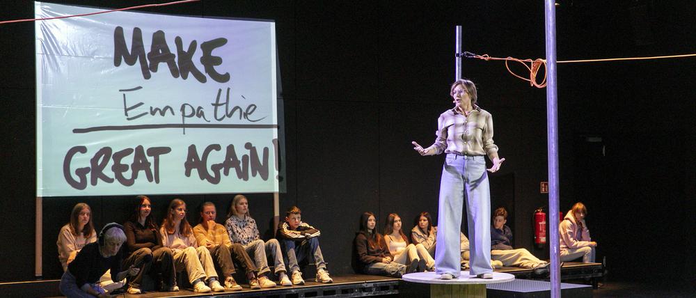 Regiert euch! Interaktive Performance von Turbo Pascal Regie: Turbo Pascal Regie: Turbo Pascal Bühne und Kostüme: Janina Janke Musik: Friedrich Greiling Video: Daniela del Pomar Videoassistenz: Paul Holdsworth Dramaturgie: Leila Etheridge Künstlerische Vermittlung: Irina-Simona Bârcă, İlayda Schattner Foto: David Baltzer zu sehen mittig: Angela Löhr