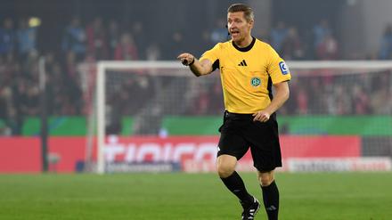 Schiedsrichter Tobias Welz hatte ohne VAR keinen guten Abend beim Spiel zwischen Köln und Bayern München.