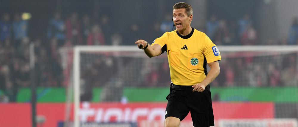 Schiedsrichter Tobias Welz hatte ohne VAR keinen guten Abend beim Spiel zwischen Köln und Bayern München.