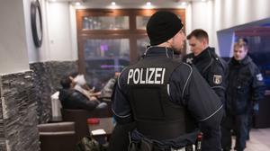 Zoll, Polizei und Ordnungsämter kontrollieren seit Jahren immer wieder Lokale mit Spielautomaten. Im Bild ein Einsatz im Jahr 2018 in Neukölln.
