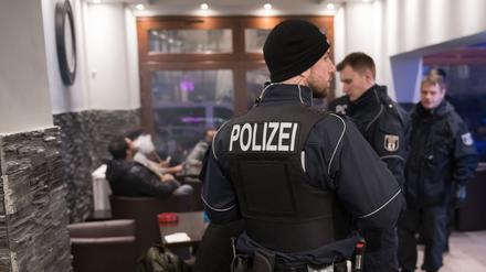 Zoll, Polizei und Ordnungsämter kontrollieren seit Jahren immer wieder Lokale mit Spielautomaten. Im Bild ein Einsatz im Jahr 2018 in Neukölln.