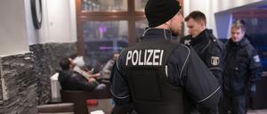 Zoll, Polizei und Ordnungsämter kontrollieren seit Jahren immer wieder Lokale mit Spielautomaten. Im Bild ein Einsatz im Jahr 2018 in Neukölln.