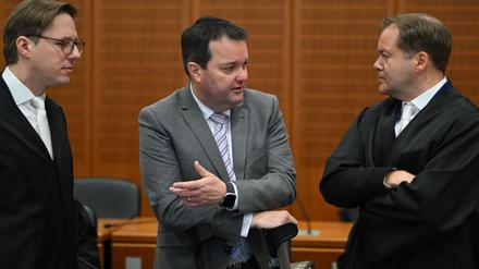 Im Prozess gegen den ehemaligen DFB-Schatzmeister Stephan Osnabrügge (M) steht für den Verband einiges auf dem Spiel.