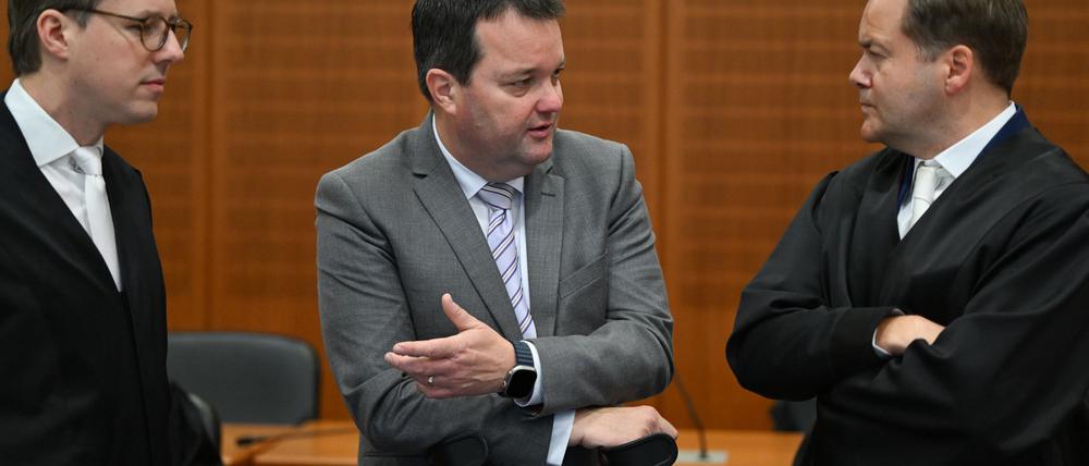 Im Prozess gegen den ehemaligen DFB-Schatzmeister Stephan Osnabrügge (M) steht für den Verband einiges auf dem Spiel.