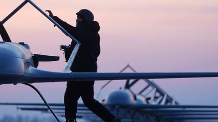 Ein ukrainischer Soldat des Verteidigungsnachrichtendienstes bereitet den Start der Langstreckendrohne An-196 Ljutyj an einem ungenannten Ort in der Ukraine vor (Archivfoto).