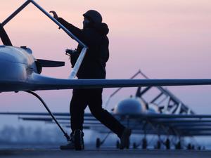 Ein ukrainischer Soldat des Verteidigungsnachrichtendienstes bereitet den Start der Langstreckendrohne An-196 Ljutyj an einem ungenannten Ort in der Ukraine vor (Archivfoto).