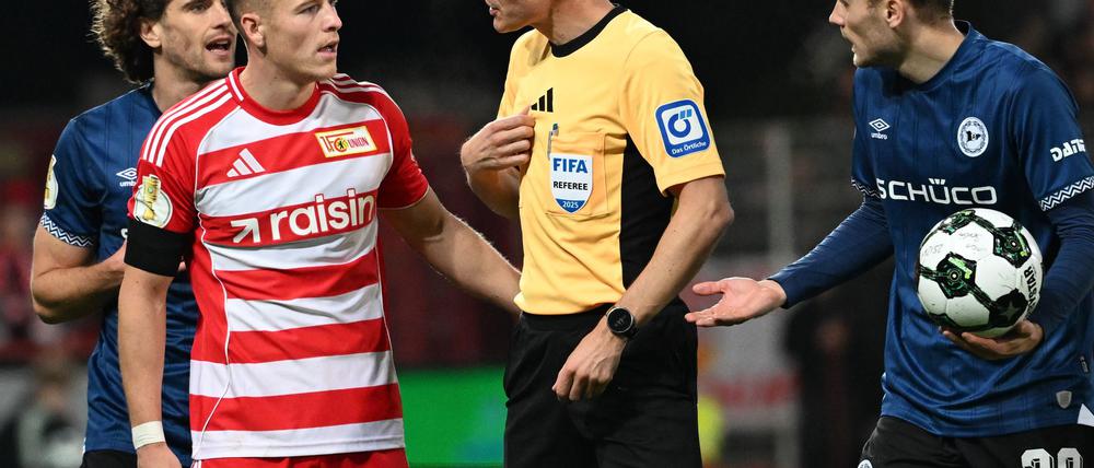 Viele Schiedsrichter, hier Harm Osmers, standen in der zweiten Pokal-Runde im Fokus.