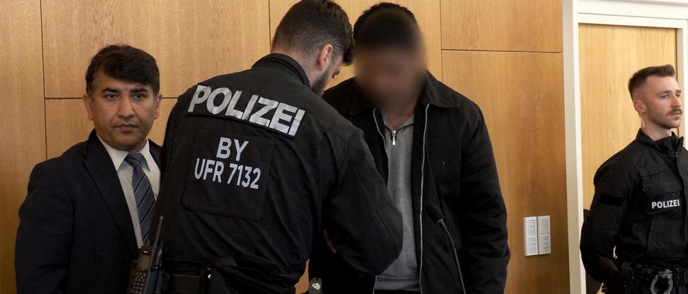 Der Verdächtige im Gerichtssaal.