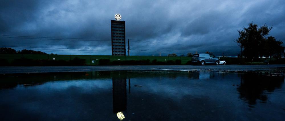 VW in Wolfsburg rutscht in die roten Zahlen - wegen der Probleme bei Porsche. (Archivbild)