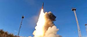 Eine Jars-Interkontinentalrakete wird vom Kosmodrom Plessezk während einer Militärübung der russischen Nuklearstreitkräfte zu Land, zu Wasser und in der Luft gestartet (Archivfoto).