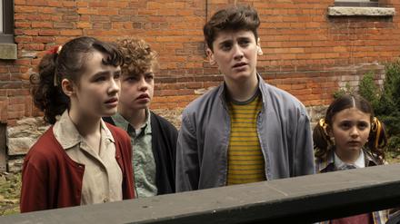 Lily (Clara Stack, links) und ihre Freunde sehen sich mit einem Feind konfrontiert, der Jagd auf Kinder macht.