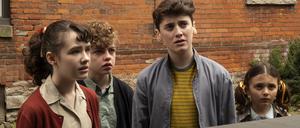 Lily (Clara Stack, links) und ihre Freunde sehen sich mit einem Feind konfrontiert, der Jagd auf Kinder macht.