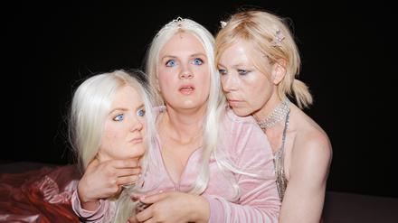 Alina Stiegler und Julia Böwe in „Call me Paris“