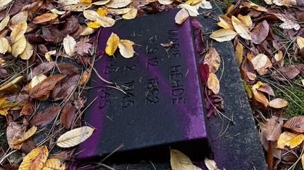 Unbekannte haben Dutzende Kriegsgräber auf dem Friedhof Reinickendorf beschmiert.