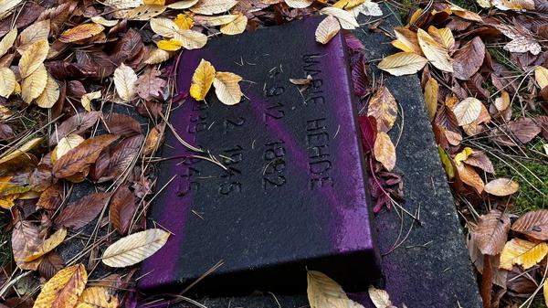 Unbekannte haben Dutzende Kriegsgräber auf dem Friedhof Reinickendorf beschmiert.