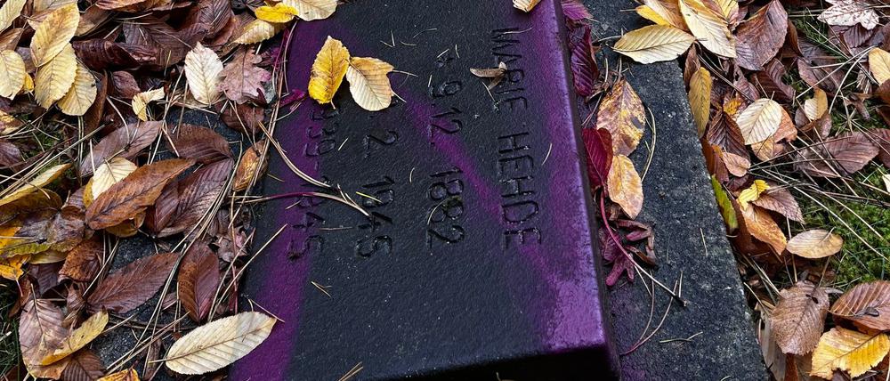 Unbekannte haben Dutzende Kriegsgräber auf dem Friedhof Reinickendorf beschmiert.