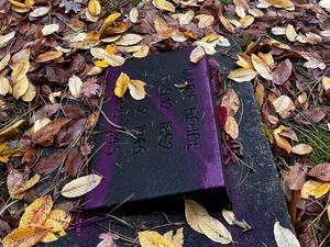 Unbekannte haben Dutzende Kriegsgräber auf dem Friedhof Reinickendorf beschmiert.